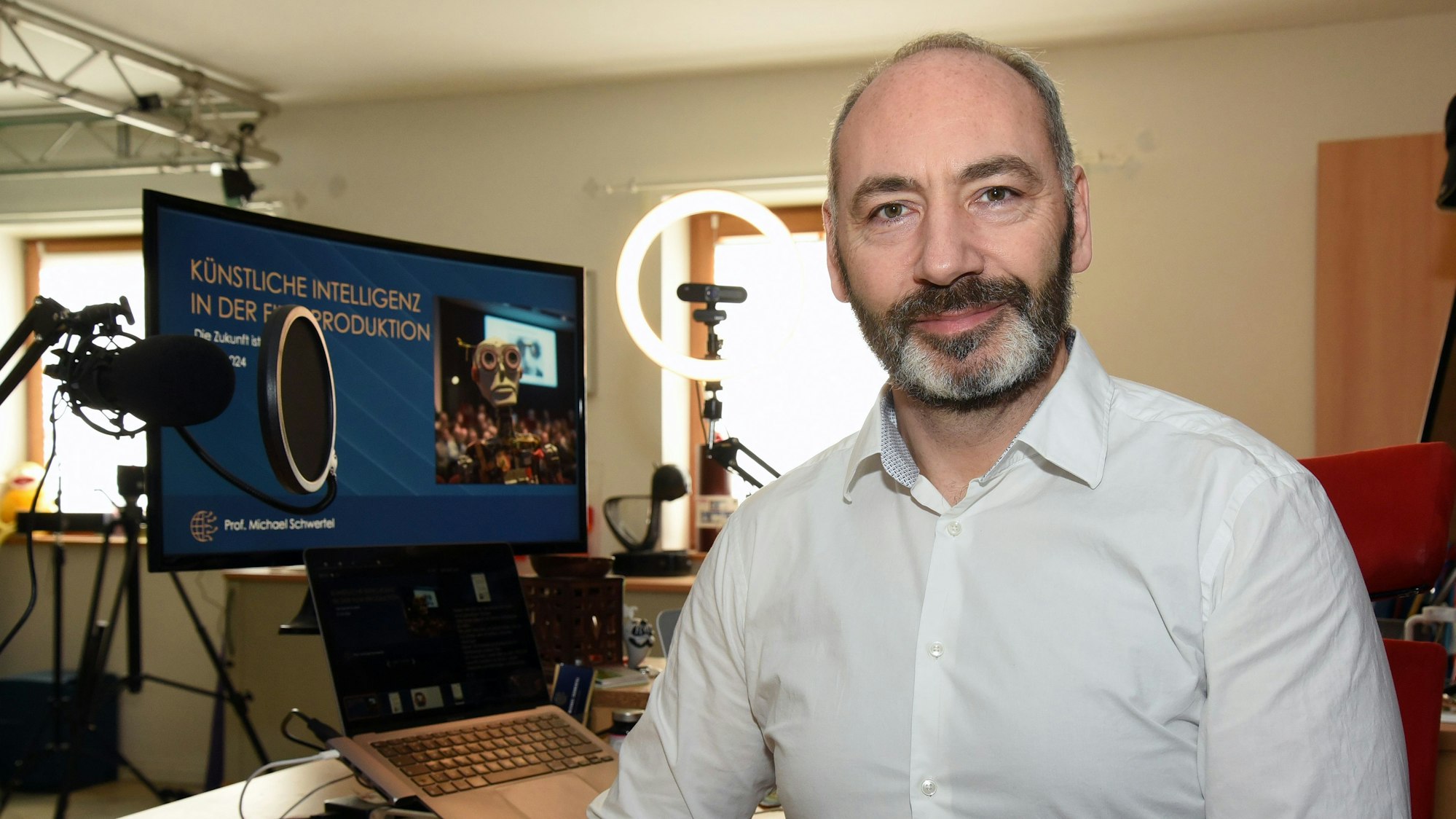 Professor Michael Schwertel ist Medienprofessor in Köln und Mitglied in der Jury zum Grimme-Preis.