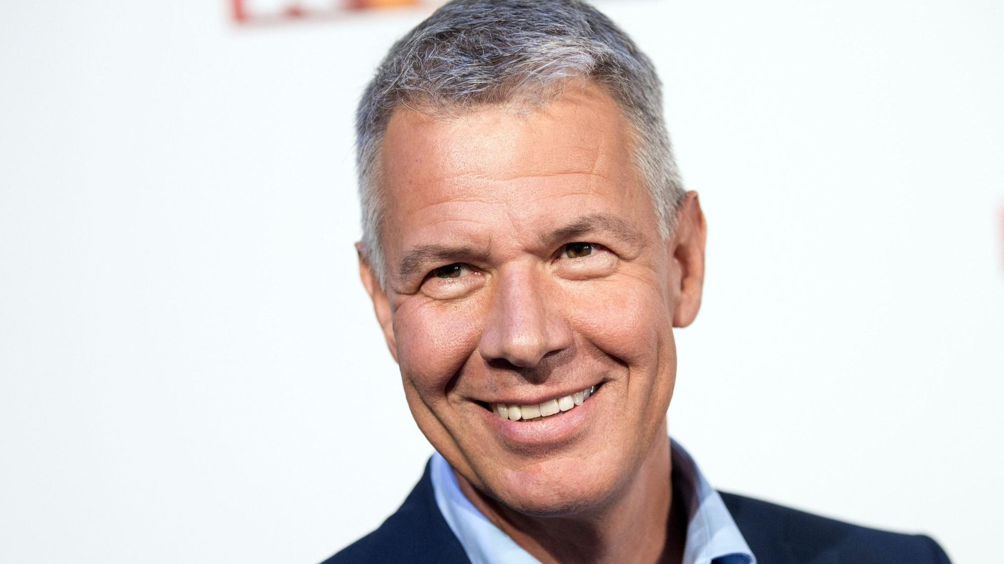 Peter Kloeppel lacht.
