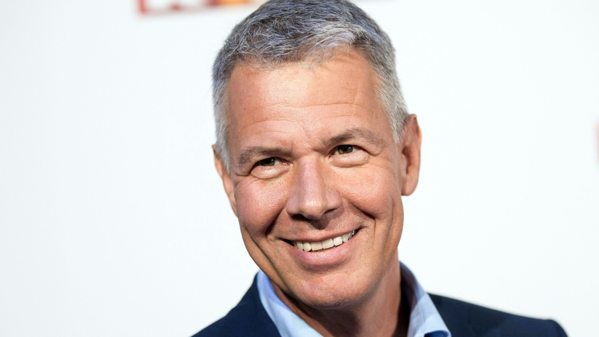 Peter Kloeppel lacht.