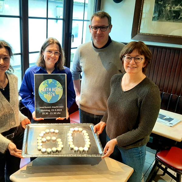 Sie werben für die Earth Hour am 23. März (v.l.): Dagmar Hilge-Biegmann (VHS), Steffi Bergmann (Stadt), Gastronom Hagen Norhausen und Britta Demmer (Naturgut Ophoven).