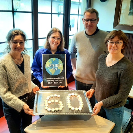 Sie nehmen am 23. März 2024 an der Earth Hour teil, bei der an und in städtischen Gebäuden sowie in beteiligten Gastronomiebetrieben 60 Minuten lang das Licht ausgeschaltet wrden (v.l.): Dagmar Hilge-Biegmann von der VHS Leverkusen, Steffi Bergmann von der Stadt, Gastronom Hagen Norhausen und Britta Demmer vom Naturgut Ophoven in Opladen.