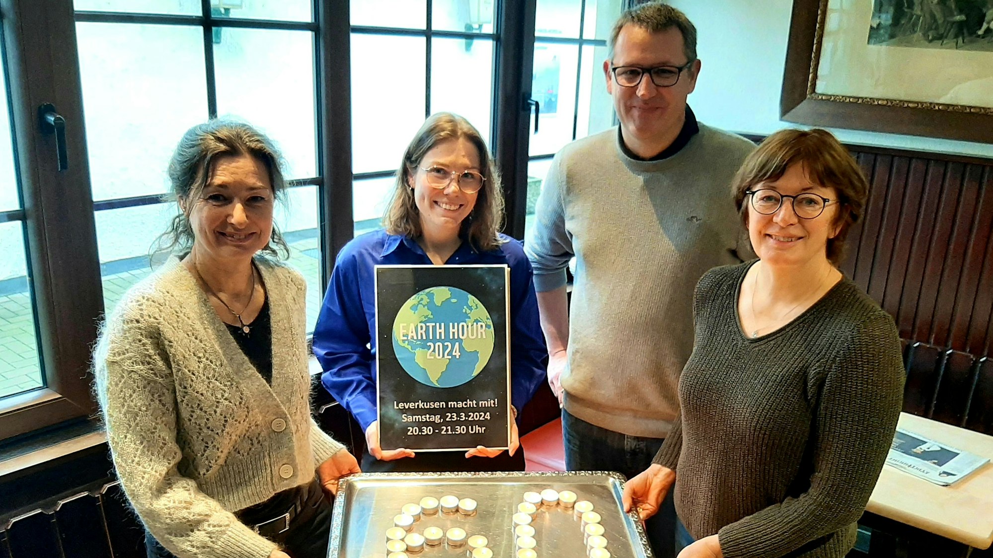 Sie werben für die Earth Hour am 23. März (v.l.): Dagmar Hilge-Biegmann (VHS), Steffi Bergmann (Stadt), Gastronom Hagen Norhausen und Britta Demmer (Naturgut Ophoven).