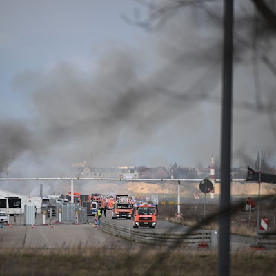 In Berlin brennt es bei der Flüchtlingskunterkunft am ehemaligen Flughafen Tegel.