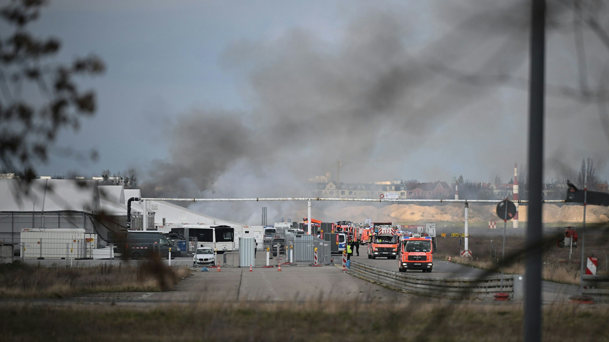 In Berlin brennt es bei der Flüchtlingskunterkunft am ehemaligen Flughafen Tegel.