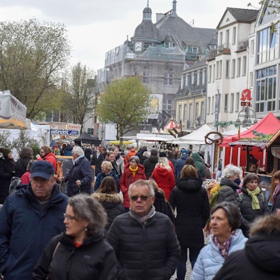 Zu sehen ist eine dicht bevölkerte Brühler Fußgängerzone.