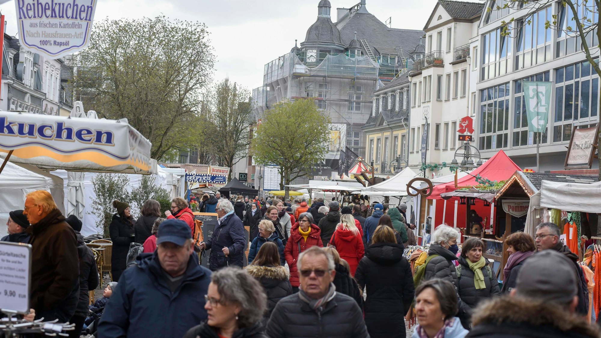 Zu sehen ist eine dicht bevölkerte Brühler Fußgängerzone.