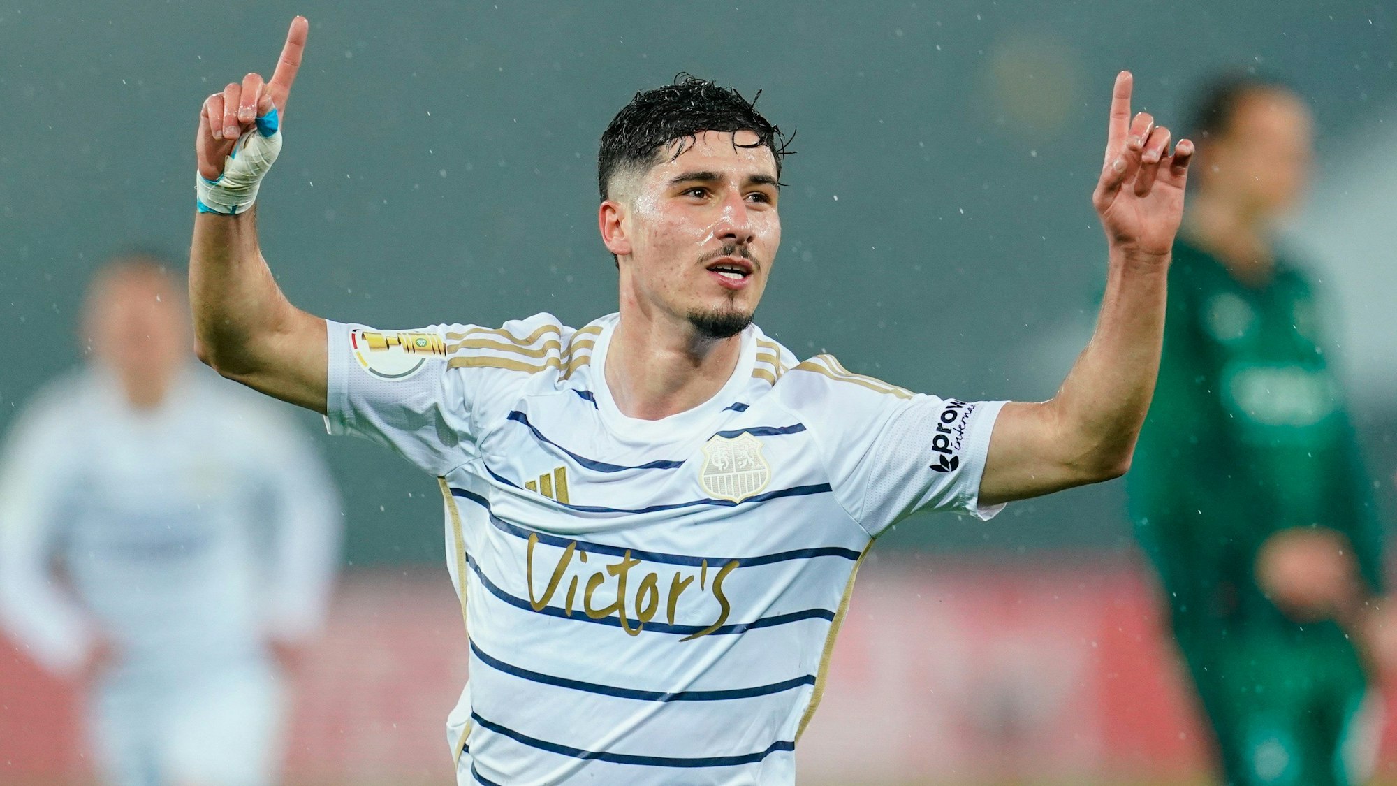 Amine Naïfi von Saarbrücken bejubelt seinen Ausgleichstreffer zum 1:1.