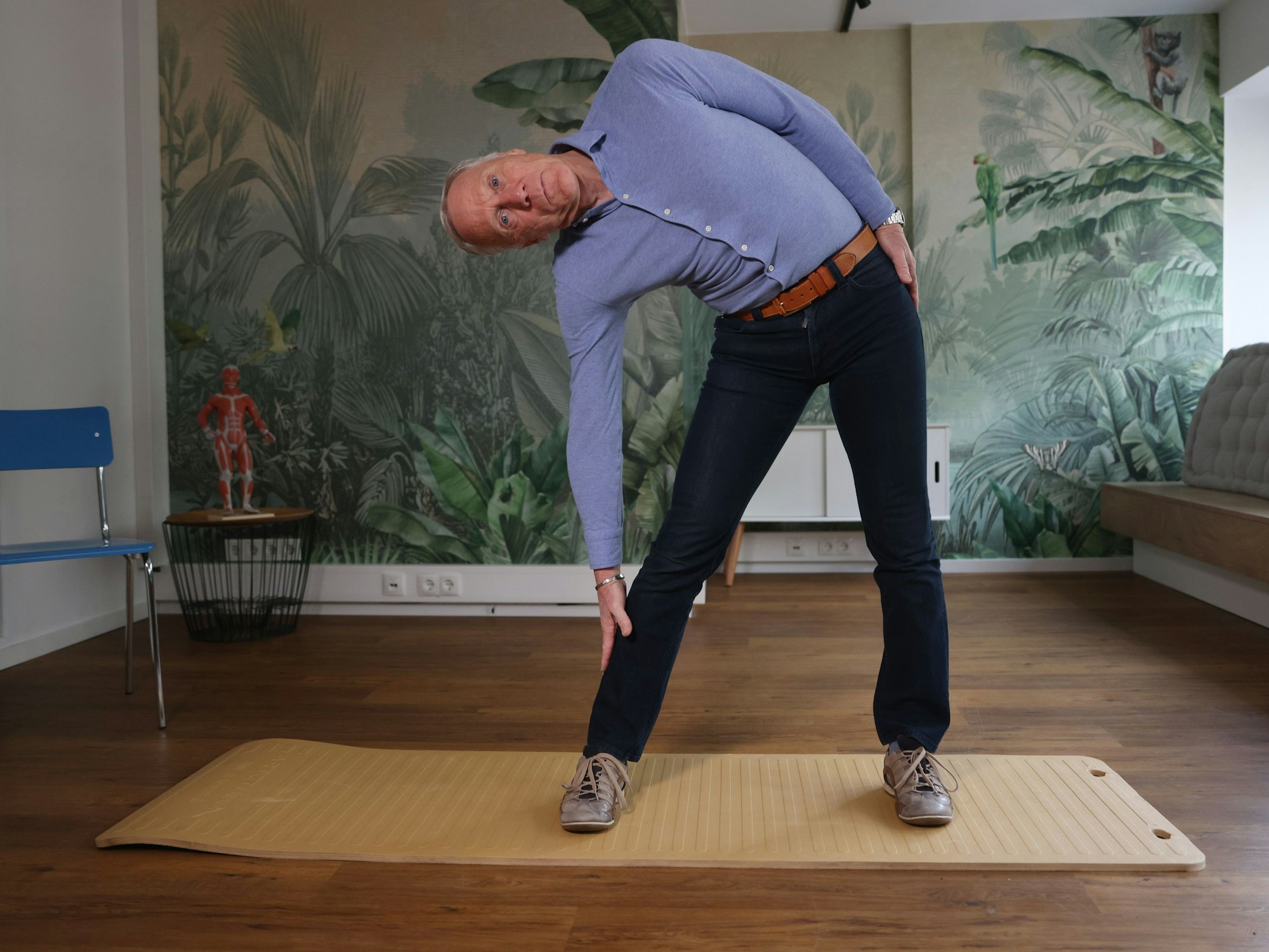 Ingo Froböse zeigt die Übung Flanken dehnen.