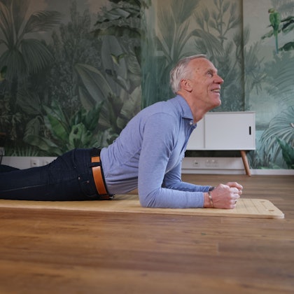 Ingo Froböse zeigt die leichte Variante der Cobra Stretch.