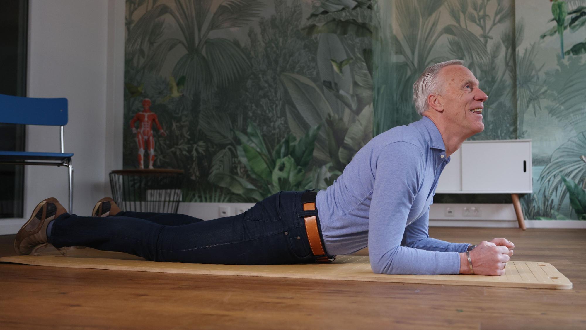 Ingo Froböse zeigt die leichte Variante der Cobra Stretch.
