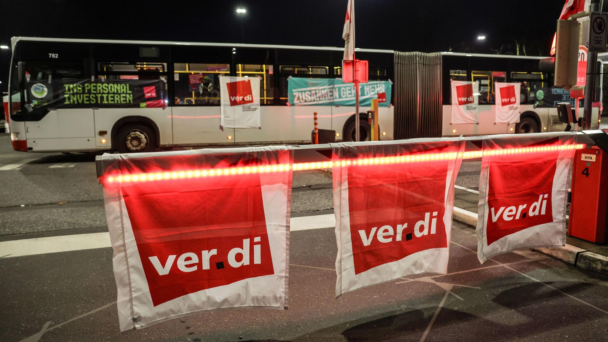 Köln: Busse der Kölner Verkehrsbetriebe KVB stehen am 29. Februar im Depot.+