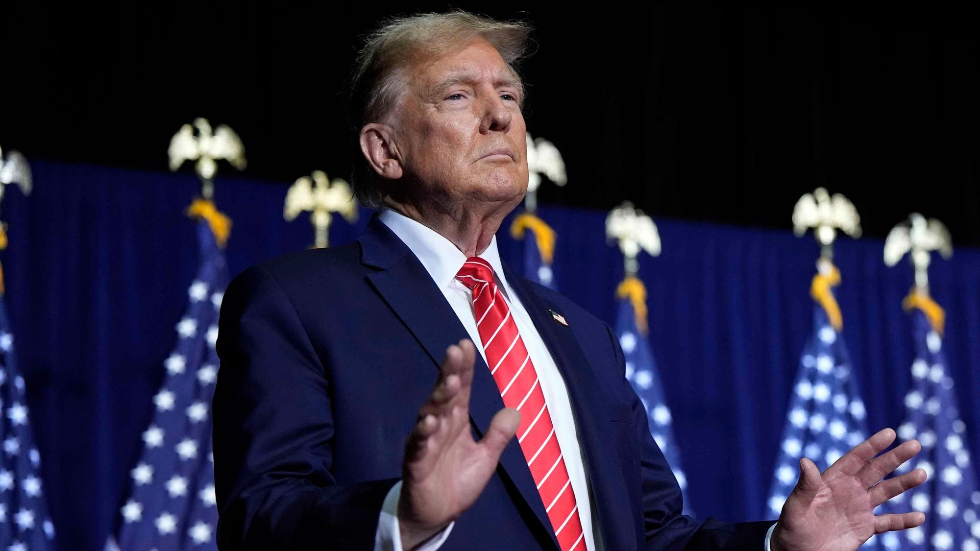 Donald Trump (Republikaner), ehemaliger Präsident der USA und US-Präsidentschaftsbewerber, kommt zu einer Wahlkampfveranstaltung in Rome, Georgia.