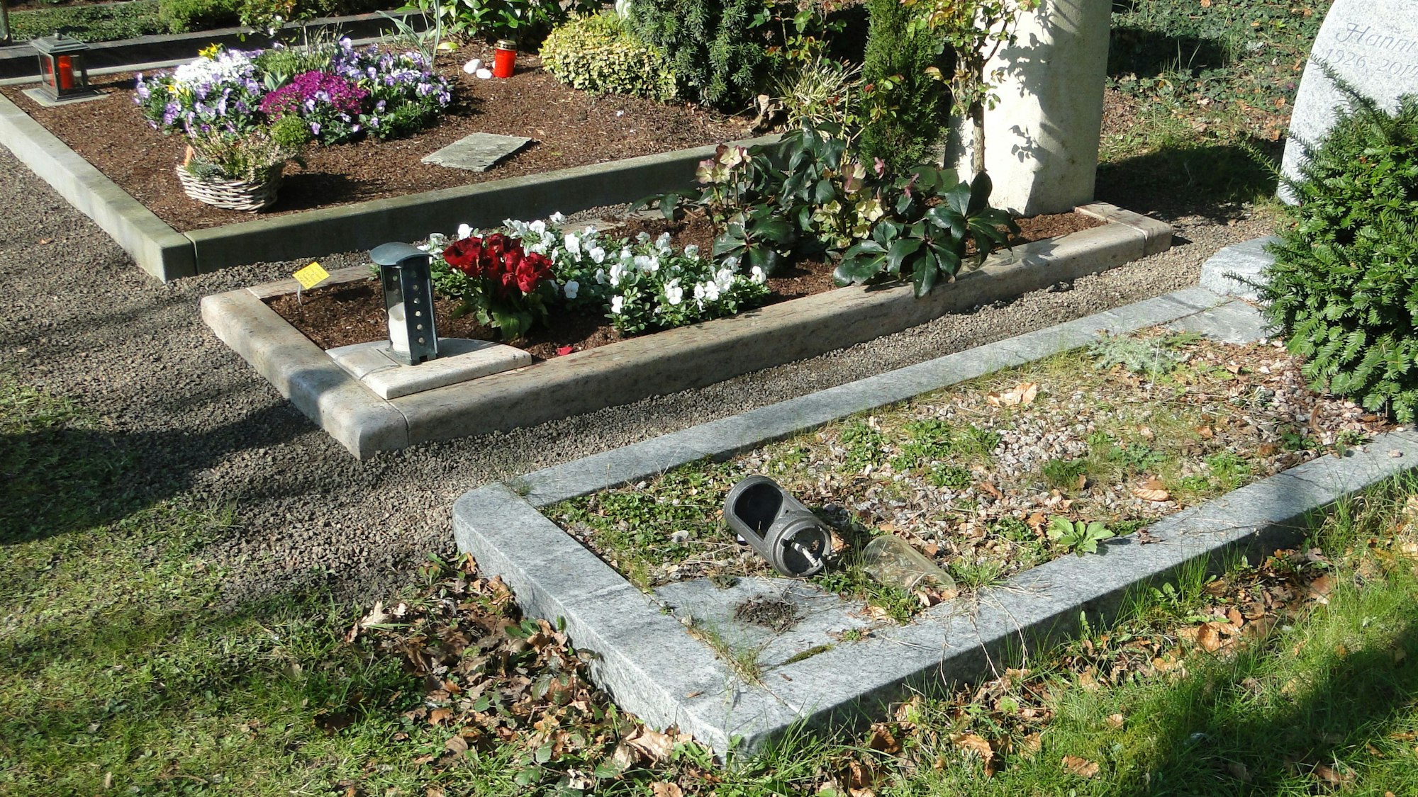 An gut 50 Gräbern auf dem Friedhof sind Schäden festzustellen.