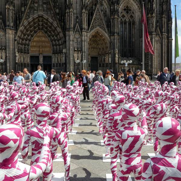 Eine Installation mit Kinderfiguren, die mit Flatterband umwickelt sind, vor dem Kölner Dom erinnert an den Missbrauchsskandal in der katholischen Kirche. (Archivbild)