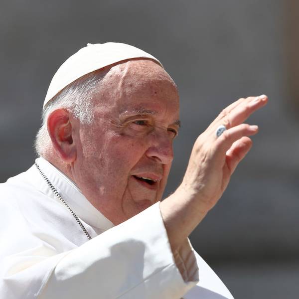 Papst Franziskus hat während seiner wöchentlichen Generalaudienz auf dem Petersplatz die rechte Hand zum Segen erhoben. Er trägt eine weiße Soutane und eine weiße Kappe, genannt Pileolus.