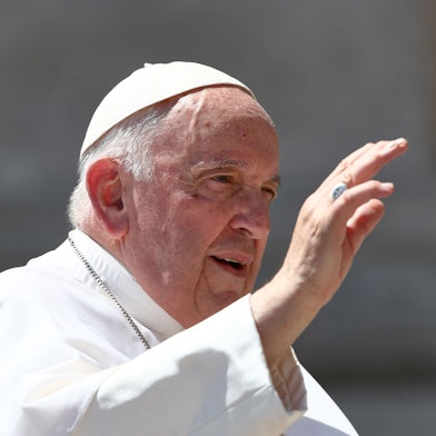 Papst Franziskus hat während seiner wöchentlichen Generalaudienz auf dem Petersplatz die rechte Hand zum Segen erhoben. Er trägt eine weiße Soutane und eine weiße Kappe, genannt Pileolus.