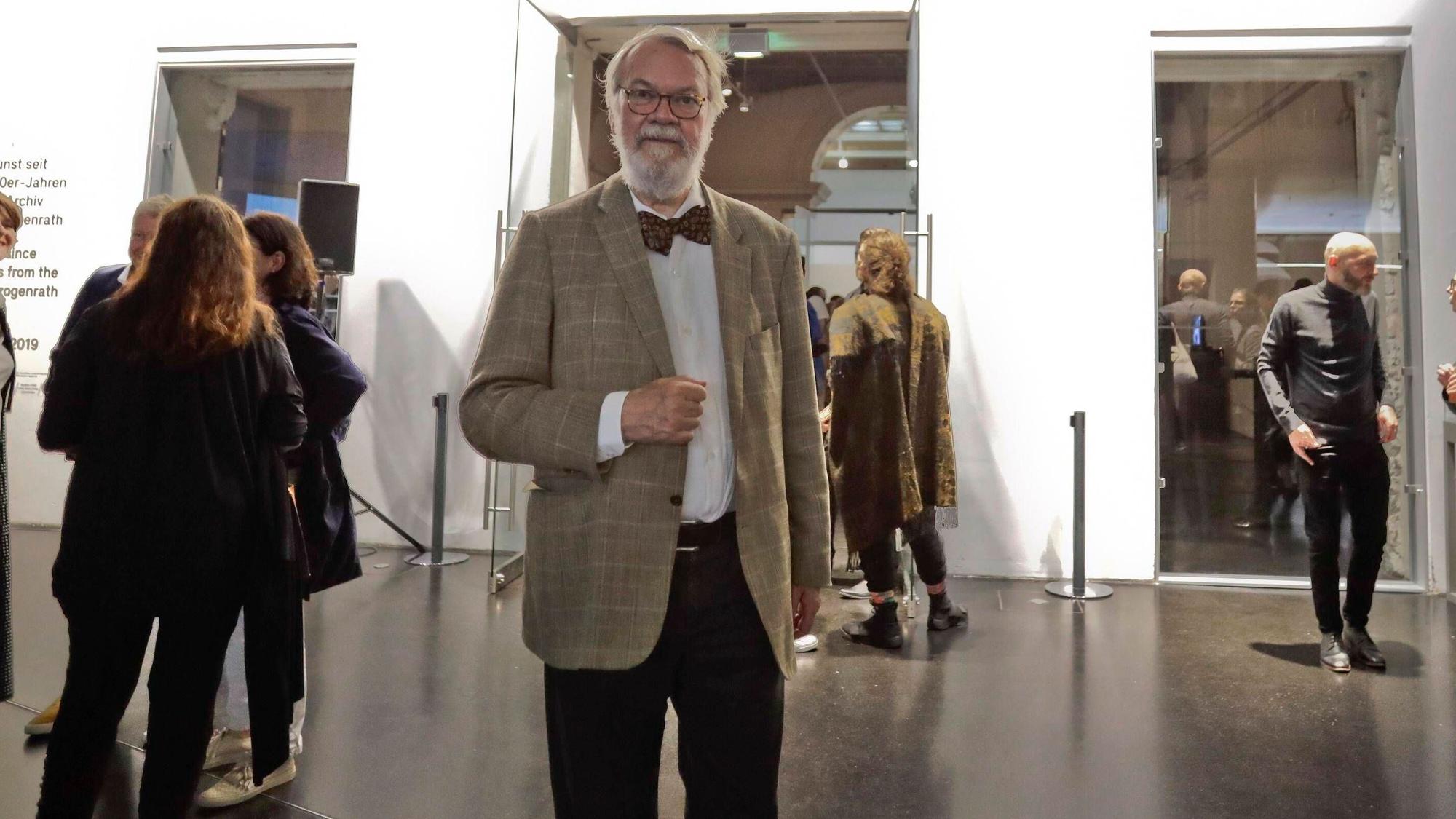 Wulf Herzogenrath, Kurator und Direktor der Sektion Bildende Kunst, Akademie der Künste, steht in der Ausstellung „Magic Media, Media Magic“.