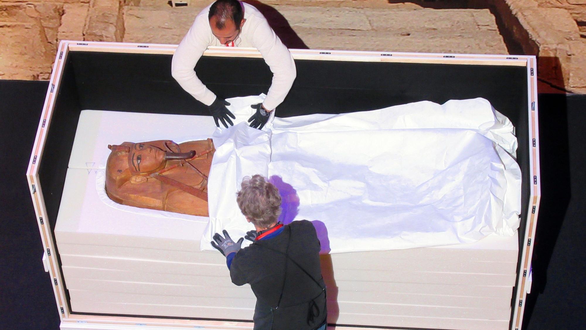 Der Sarkophag von Ramses II. wird in der Grande Halle de la Villette in Paris aus einer Transportkiste geholt. Nun wird er in Köln zu sehen sein.