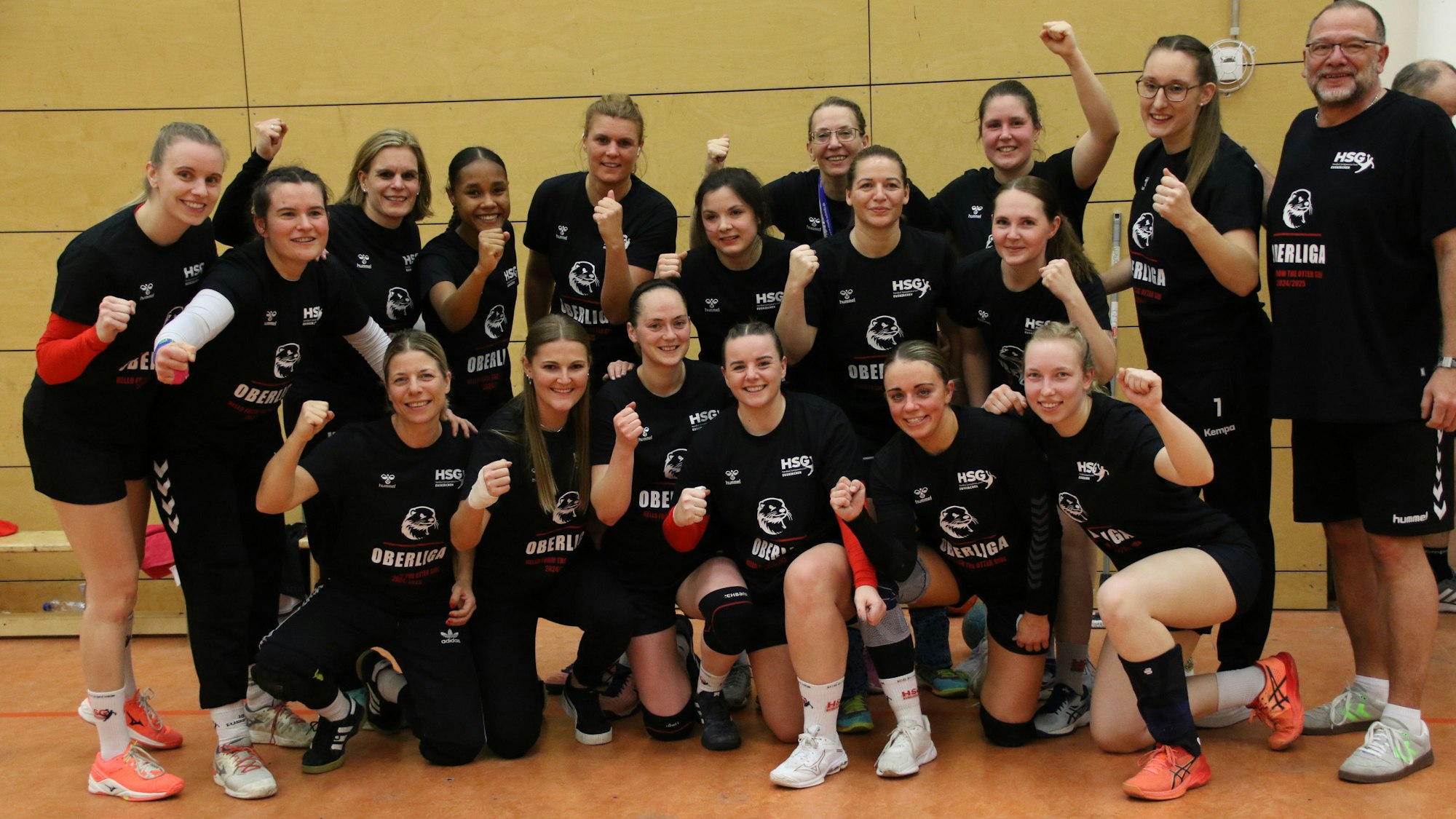 Die Handballerinnen der HSG Euskirchen jubeln über ihren Aufstieg in die Oberliga.