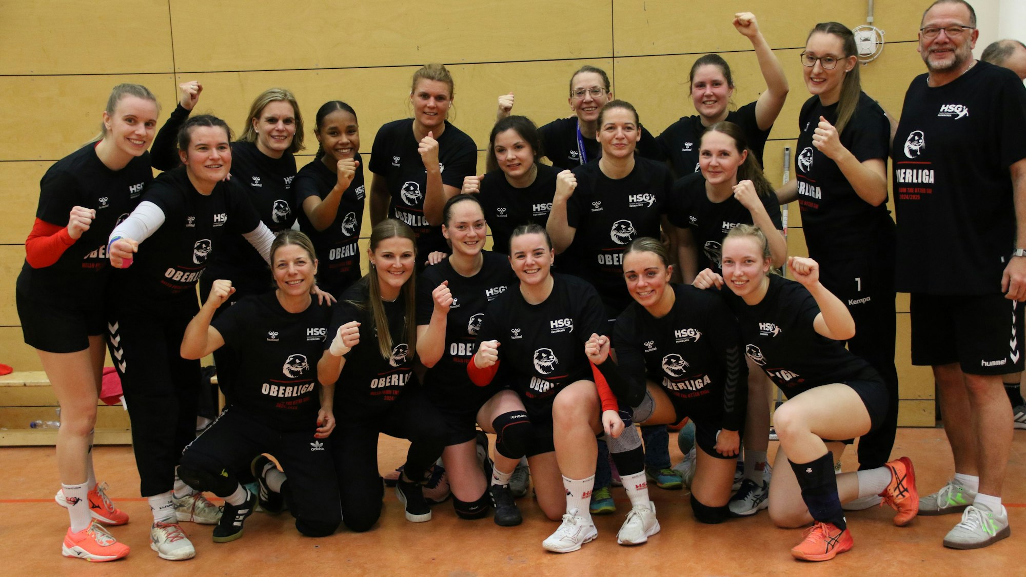 Das Bild zeigt die Handballerinnen der HSG Euskirchen nach dem Aufstieg.