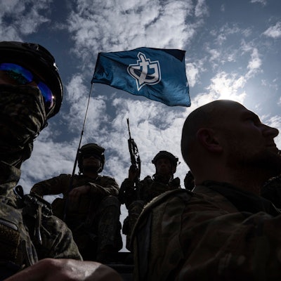 Kämpfer des Freiwilligenkorps aus russischen Bürgern stehen unweit der Grenze im Oblast Sumy auf einem Mannschaftstransportwagen (MTW). (Archivbild)