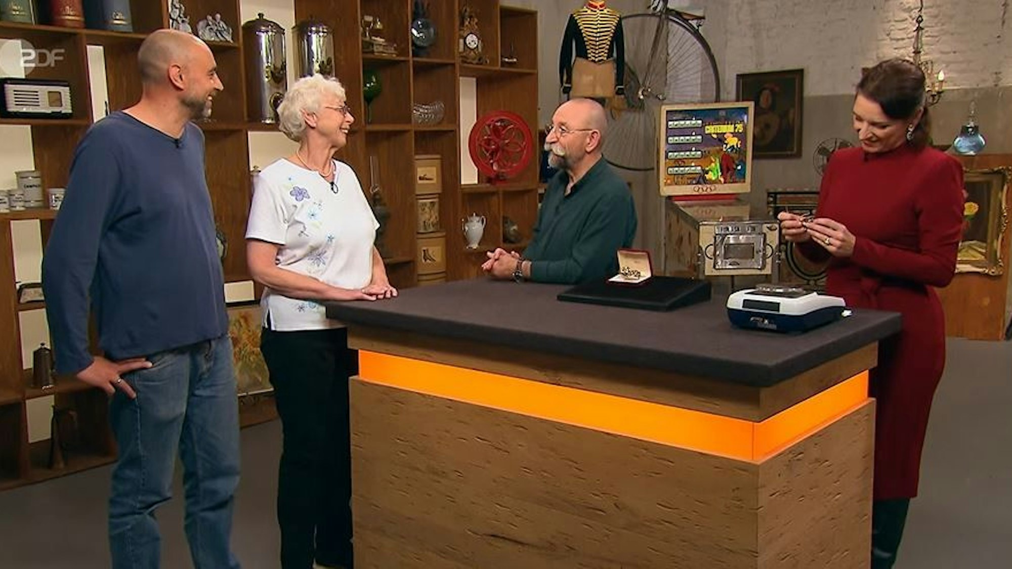 Daniel und Dorothy Naithani (v.l.) aus Alsdorf mit ZDF-Moderator Horst Lichter (M.) bei der „Bares für Rares“-Expertise von Wendela Horz.