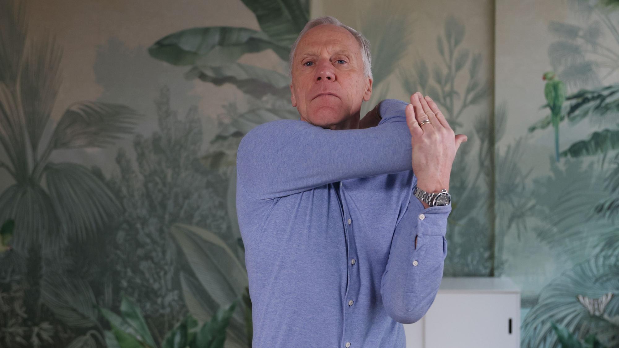 Ingo Froböse zeigt die Übung Trizeps dehnen.