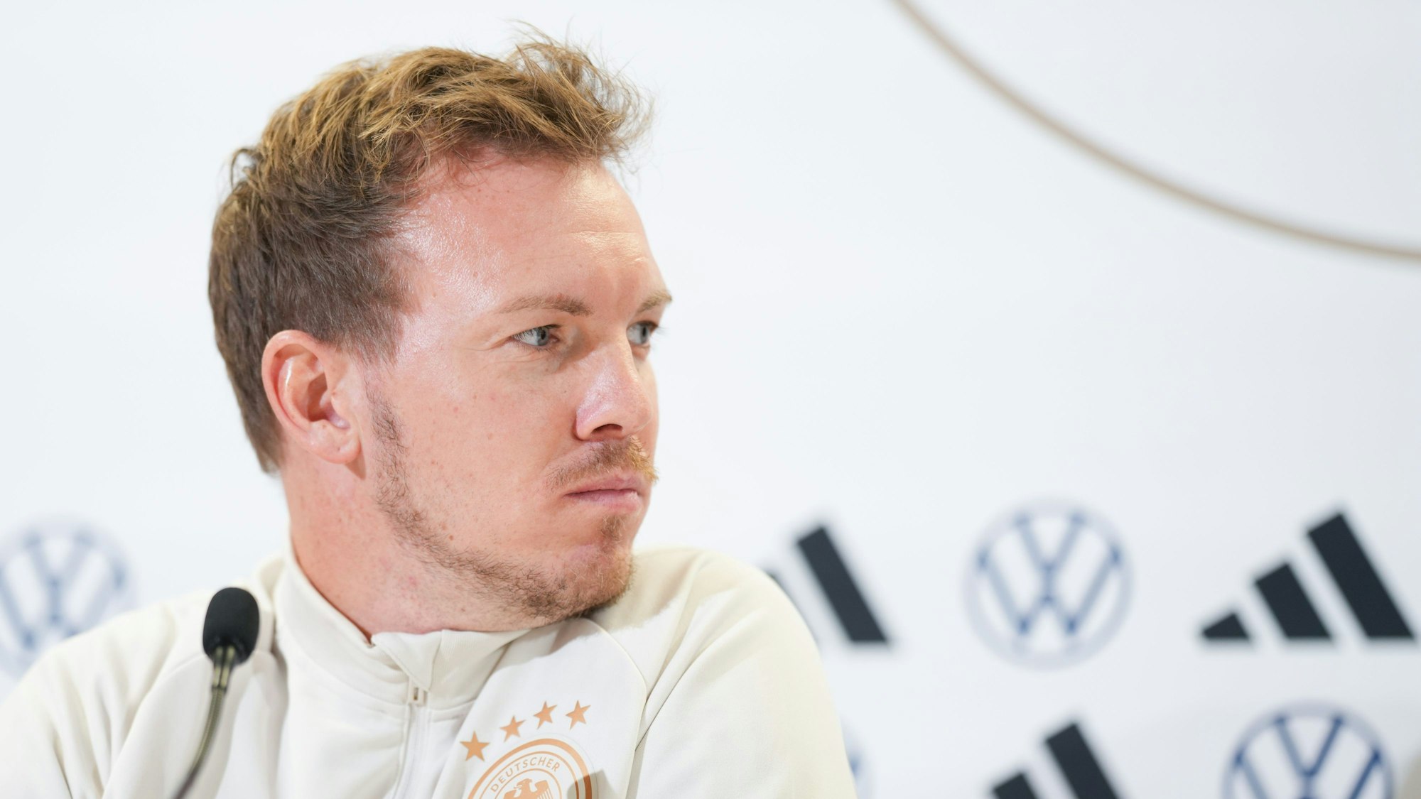 Julian Nagelsmann, Trainer von Deutschland, reagiert auf einer Pressekonferenz.