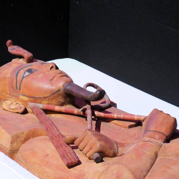 Der Sarkophag von Ramses II. ist in der Grande Halle de la Villette in Paris in einer Transportkiste zu sehen.