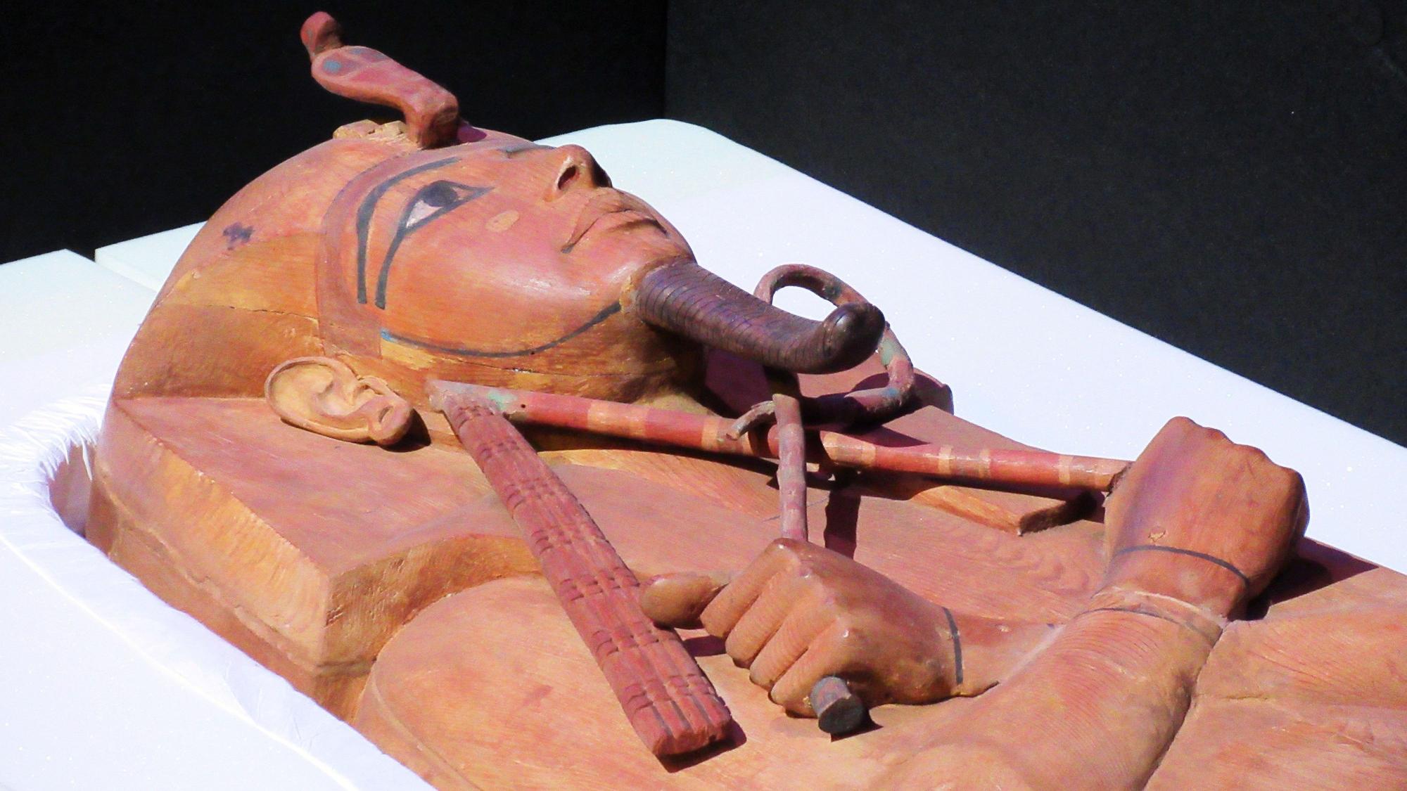 Der Sarkophag von Ramses II. ist in der Grande Halle de la Villette in Paris in einer Transportkiste zu sehen.