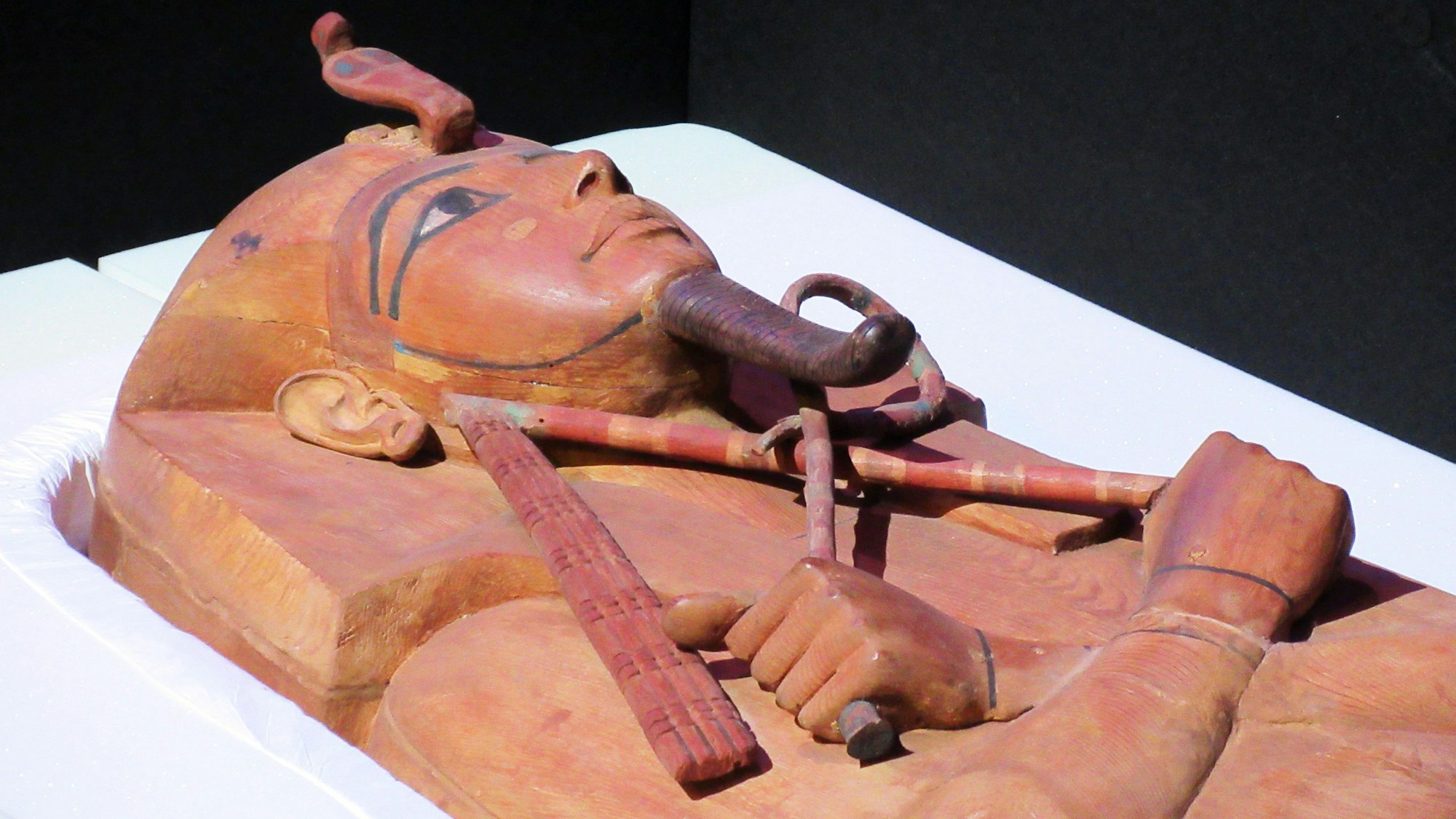 Der Sarkophag von Ramses II. ist in der Grande Halle de la Villette in Paris in einer Transportkiste zu sehen.