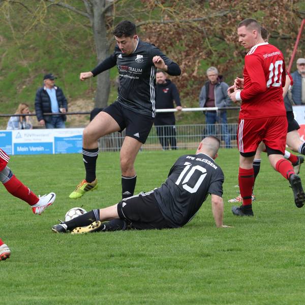 Blessems Cedric Hambach grätscht den Ball weg und Blessems Siegtorschütze Tim Floßbach springt gekonnt drüber.