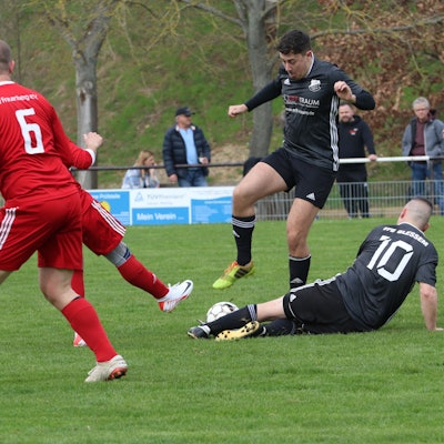 Blessems Cedric Hambach grätscht den Ball weg und Blessems Siegtorschütze Tim Floßbach springt gekonnt drüber.