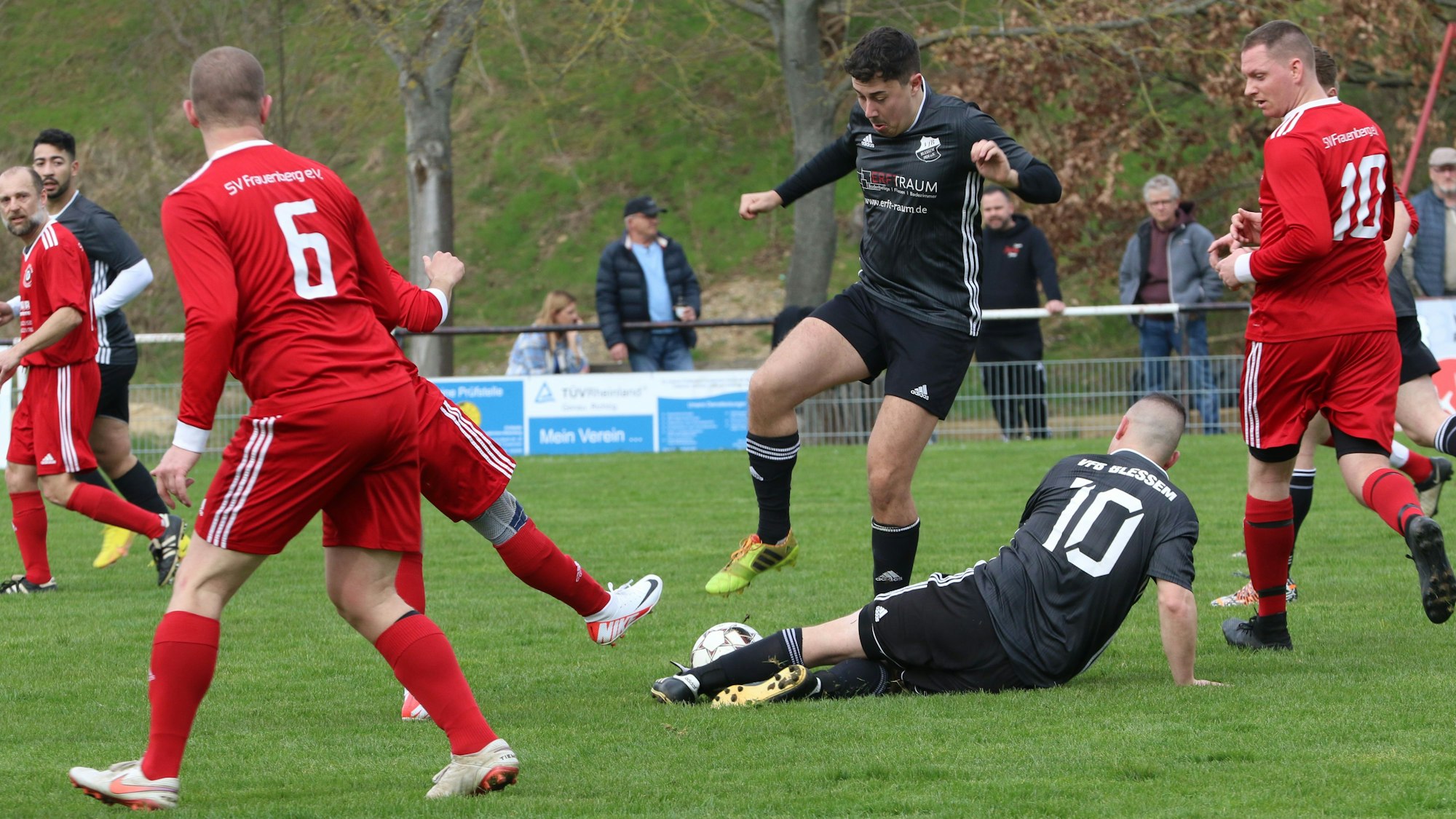 Blessems Cedric Hambach grätscht den Ball weg und Blessems Siegtorschütze Tim Floßbach springt gekonnt drüber.