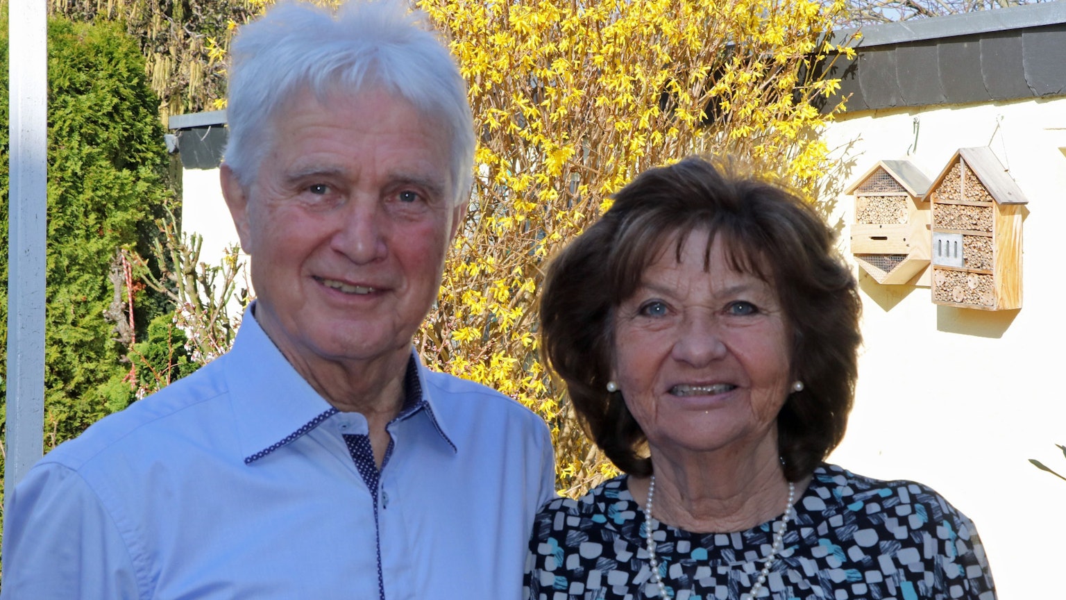 Auf dem Bild sind Margarete und Heinz Siegel zu sehen, die ein Ehejubiläum feiern.