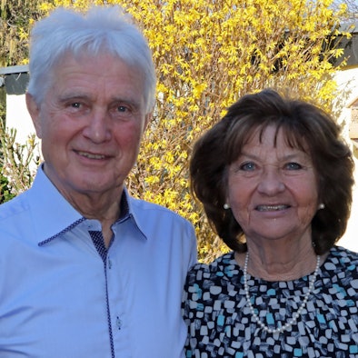 Auf dem Bild sind Margarete und Heinz Siegel zu sehen, die ein Ehejubiläum feiern.