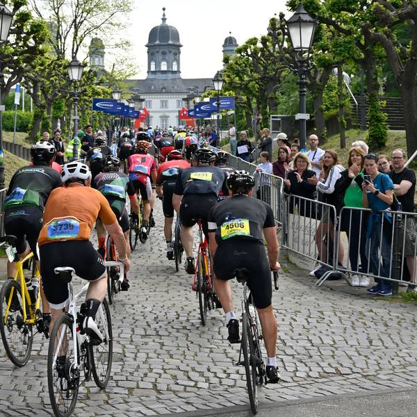 Das Foto zeigt Radfahrer am Schlossberg in Bensberg