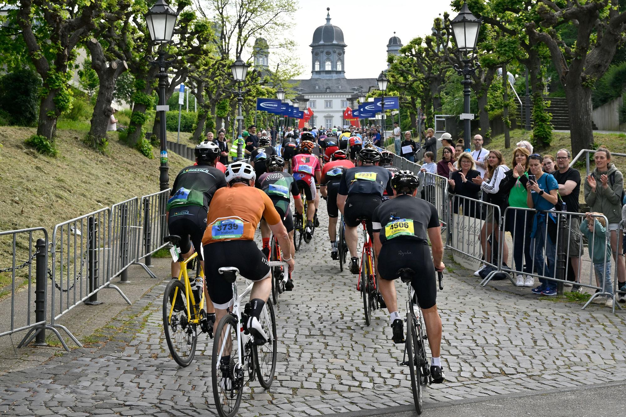 Das Foto zeigt Radfahrer am Schlossberg in Bensberg