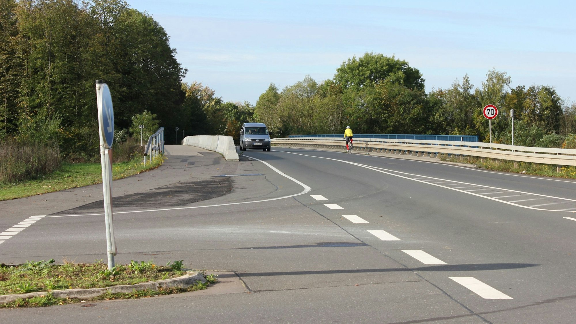 Blick auf eine Einmündung auf eine große Straße