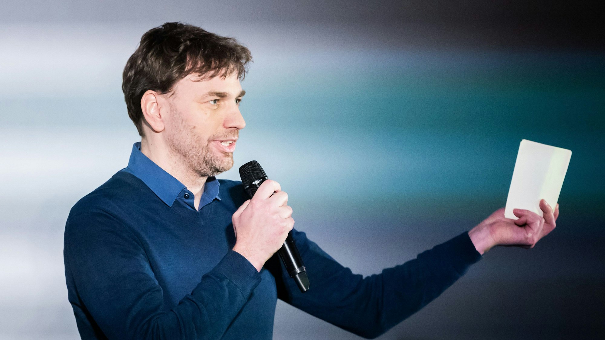 Stefan Gelbhaar (Bündnis 90/Die Grünen), Mitglied des Deutschen Bundestages aus dem Wahlkreis 076 Berlin-Pankow, spricht bei einer Wahlkampfveranstaltung der Grünen zur Teilwiederholung der Bundestagswahl in Berlin im Colosseum Filmtheater