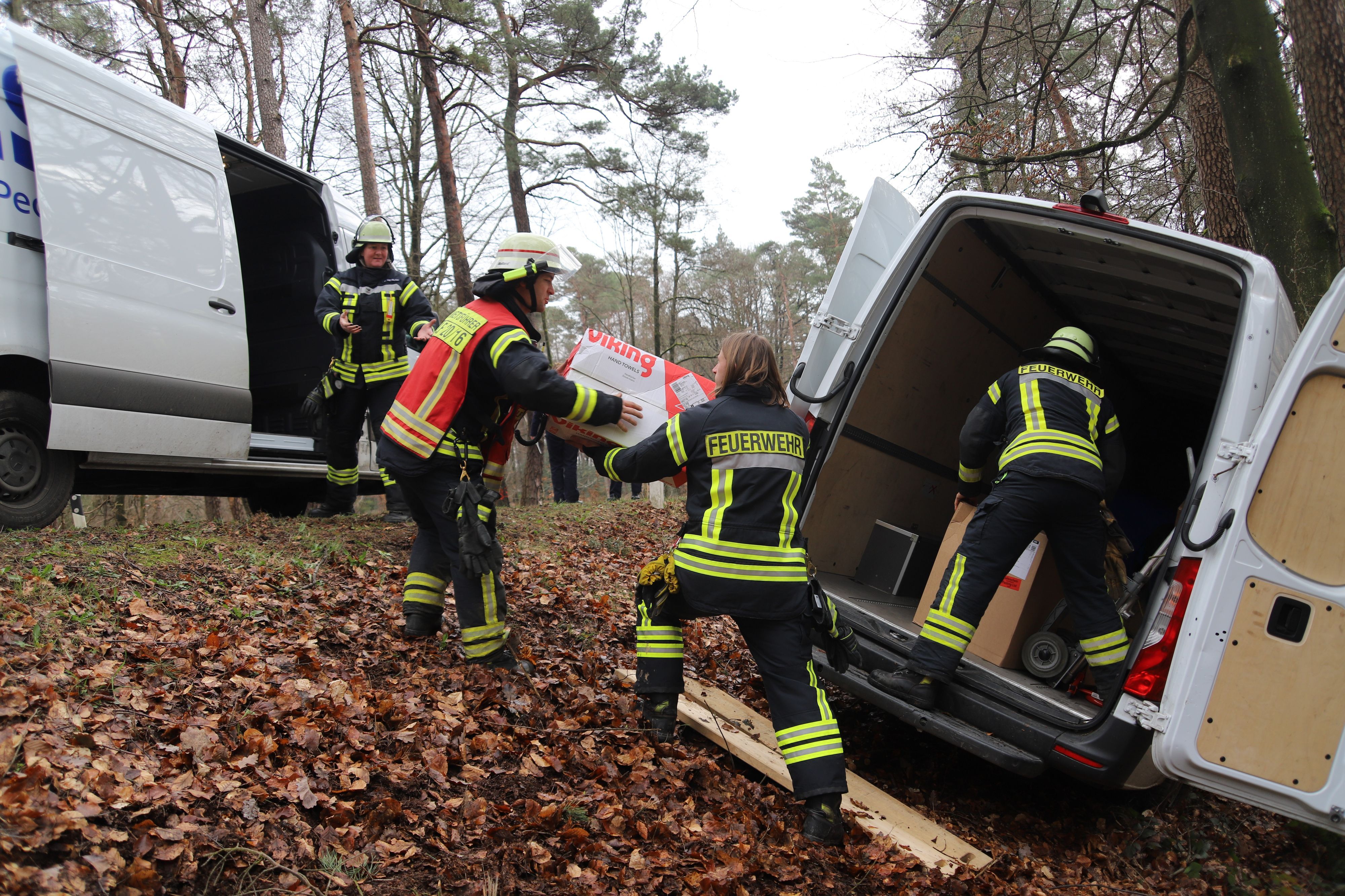 Feuerwehrleute halfen bei der Entladung des Kleintransporters.