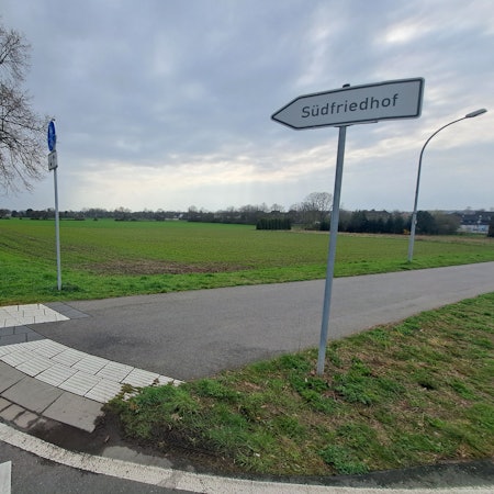 Auch das Areal unterhalb des Rheidter Südfriedhofs ist nach Auffassung der Niederkasseler Stadtverwaltung ein geeigneter Standort eines Wohnheims für Geflüchtete.