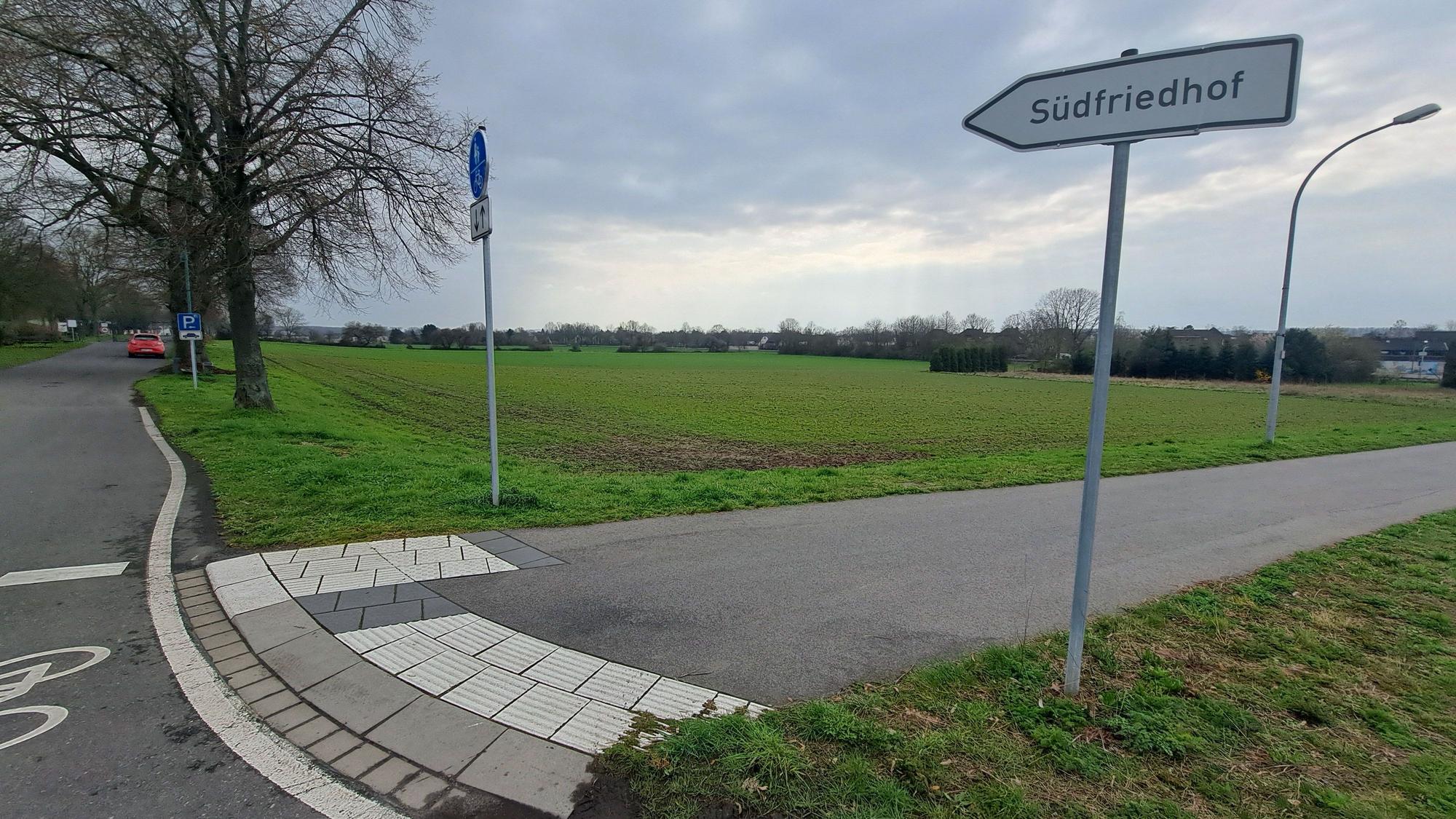 Auch das Areal unterhalb des Rheidter Südfriedhofs ist nach Auffassung der Niederkasseler Stadtverwaltung ein geeigneter Standort eines Wohnheims für Geflüchtete.