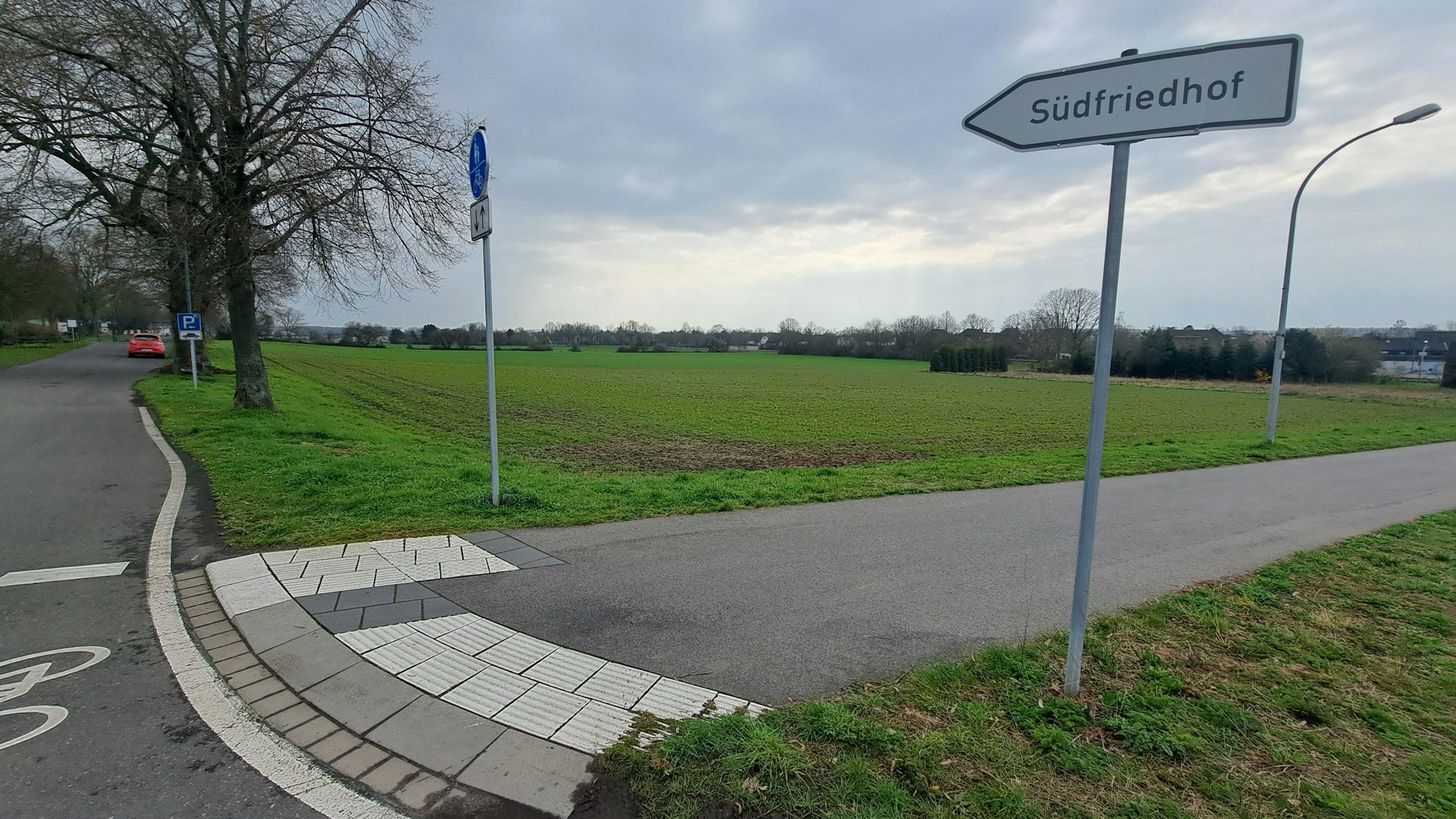 Auch das Areal unterhalb des Rheidter Südfriedhofs ist nach Auffassung der Niederkasseler Stadtverwaltung ein geeigneter Standort eines Wohnheims für Geflüchtete.