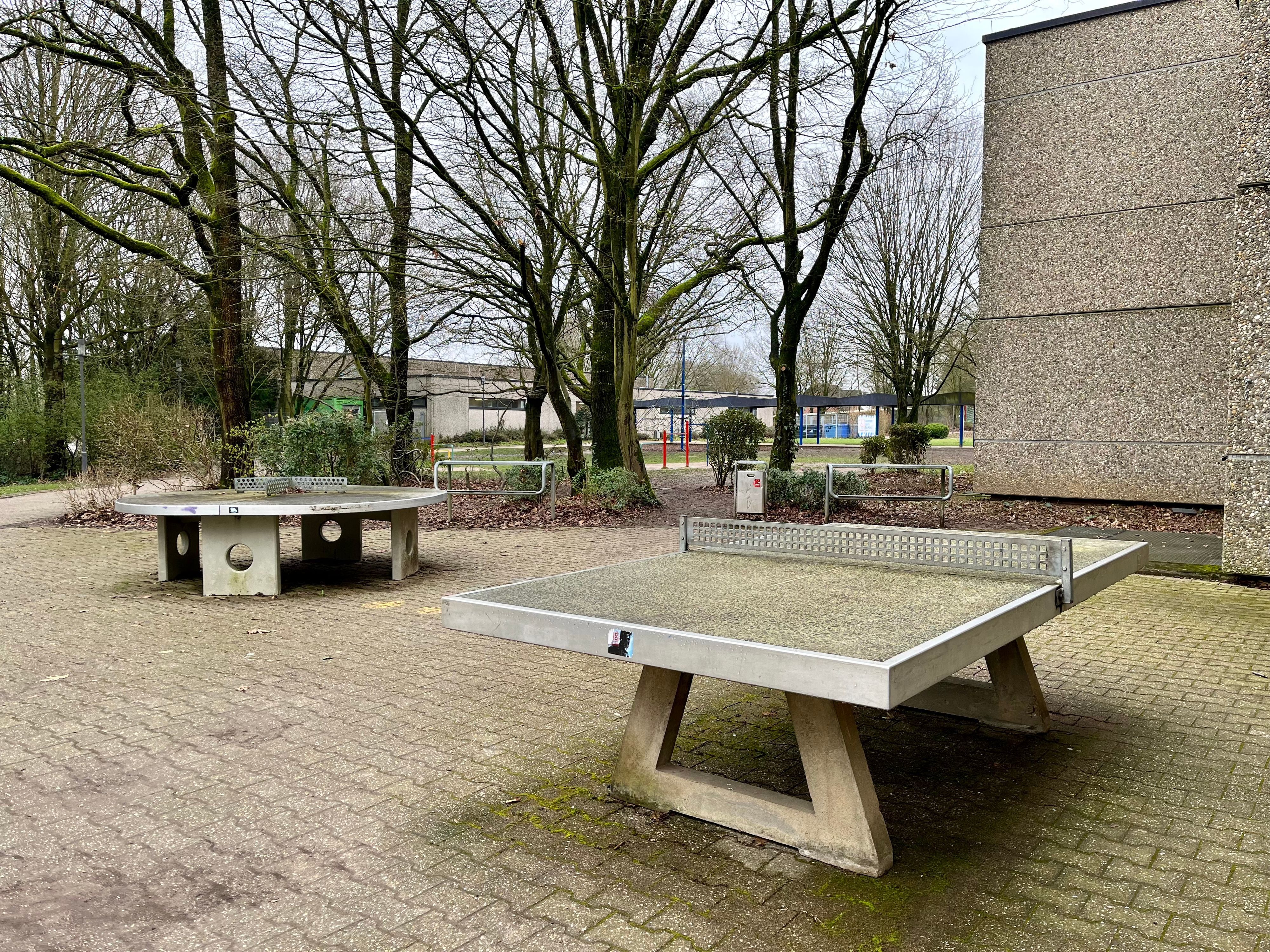 Tischtennisplatte auf Schulhof