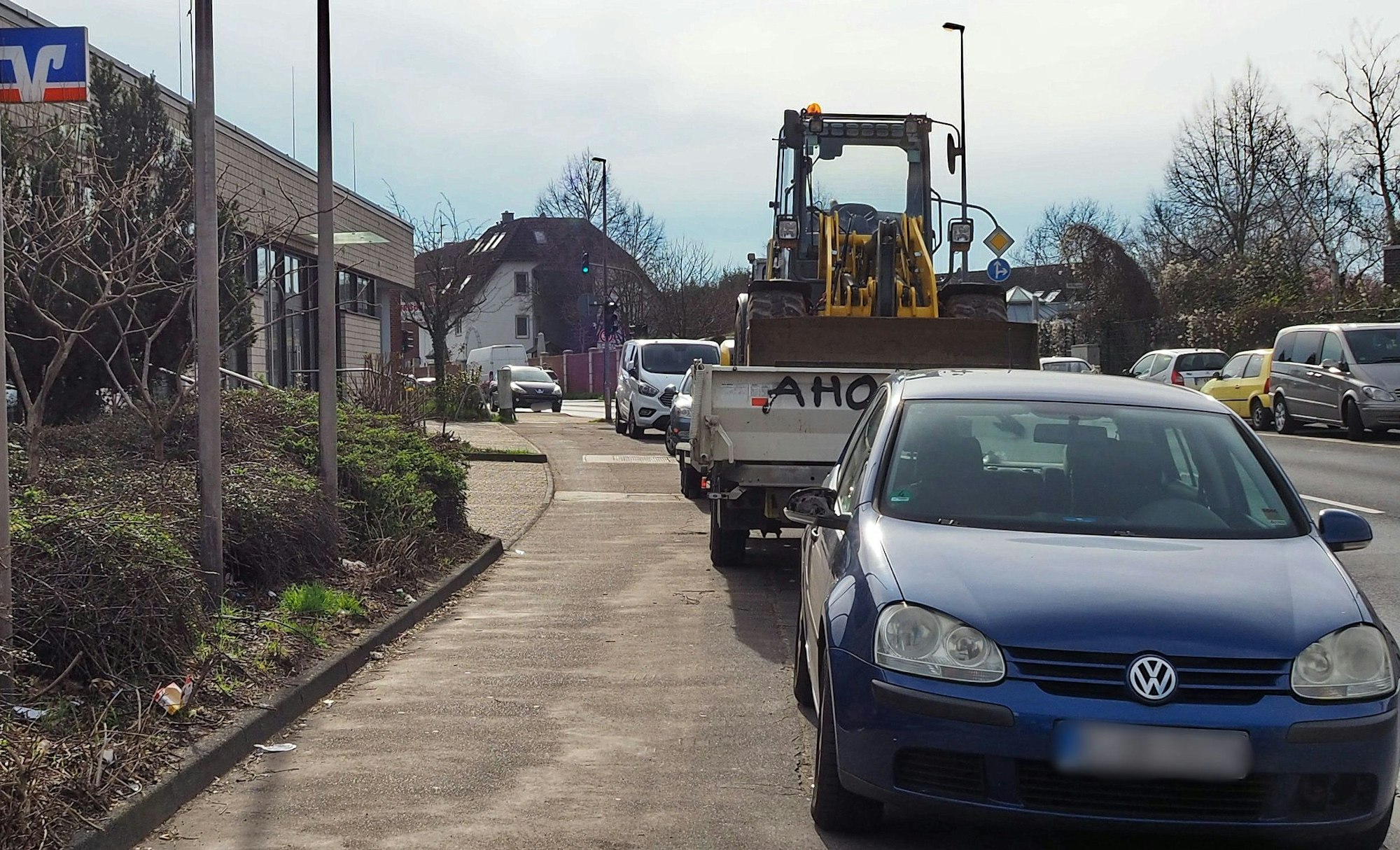 Auf dem östlichen Gehweg an der Brühler Landstraße zwischen der Straße „Auf dem Rosenhügel“ und der Kirche St. Blasius parken dauerhaft Fahrzeuge, auch Sprinter und Baumaschinen.