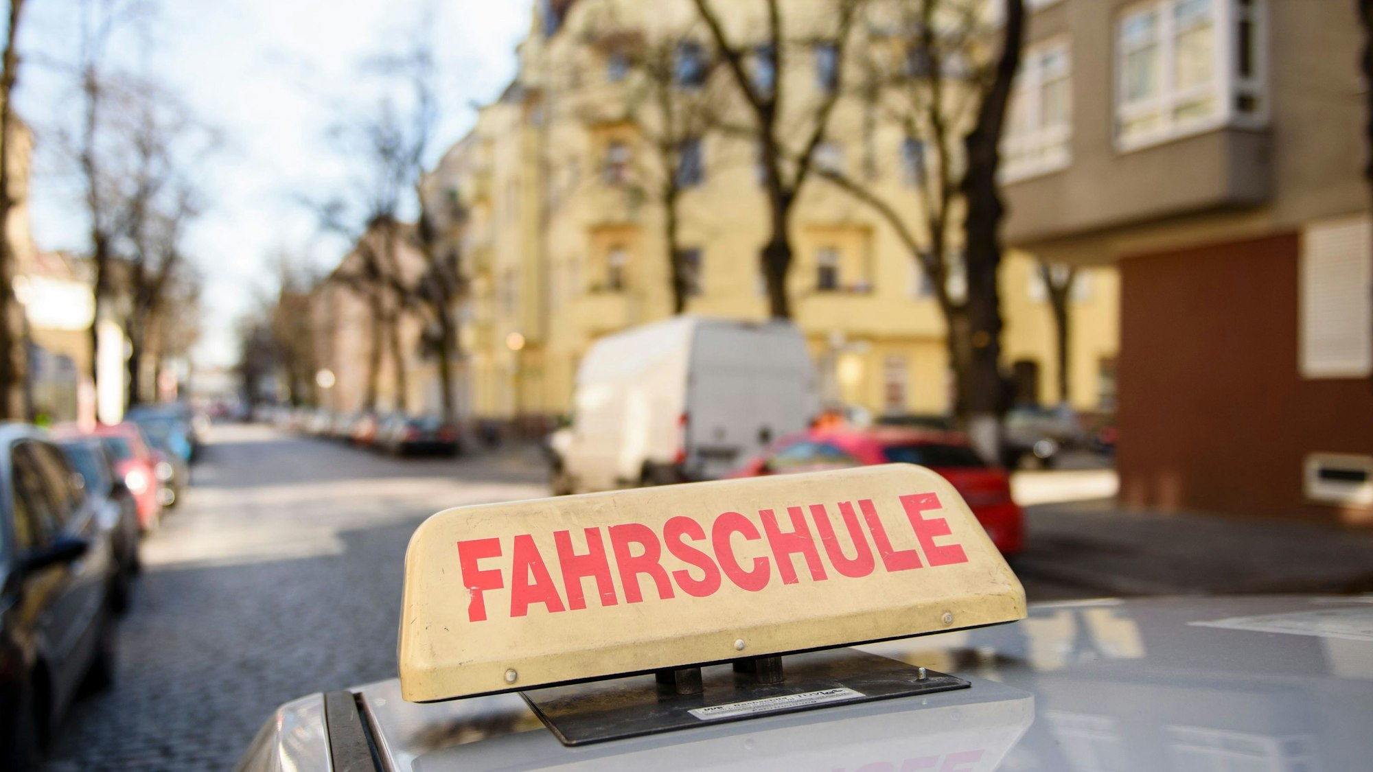 Ein Schild mit der Aufschrift «Fahrschule» ist auf dem Dach eines Fahrschulwagens montiert.