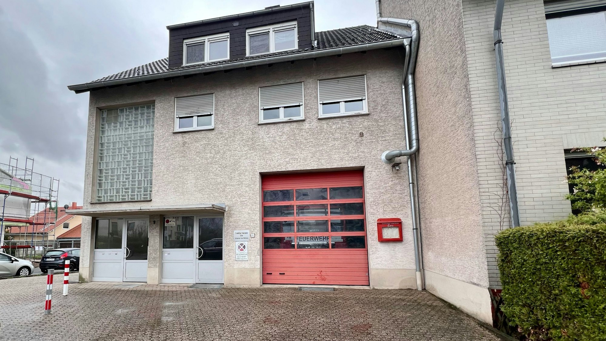 Blick auf ein Gebäude mit großem Garagentor