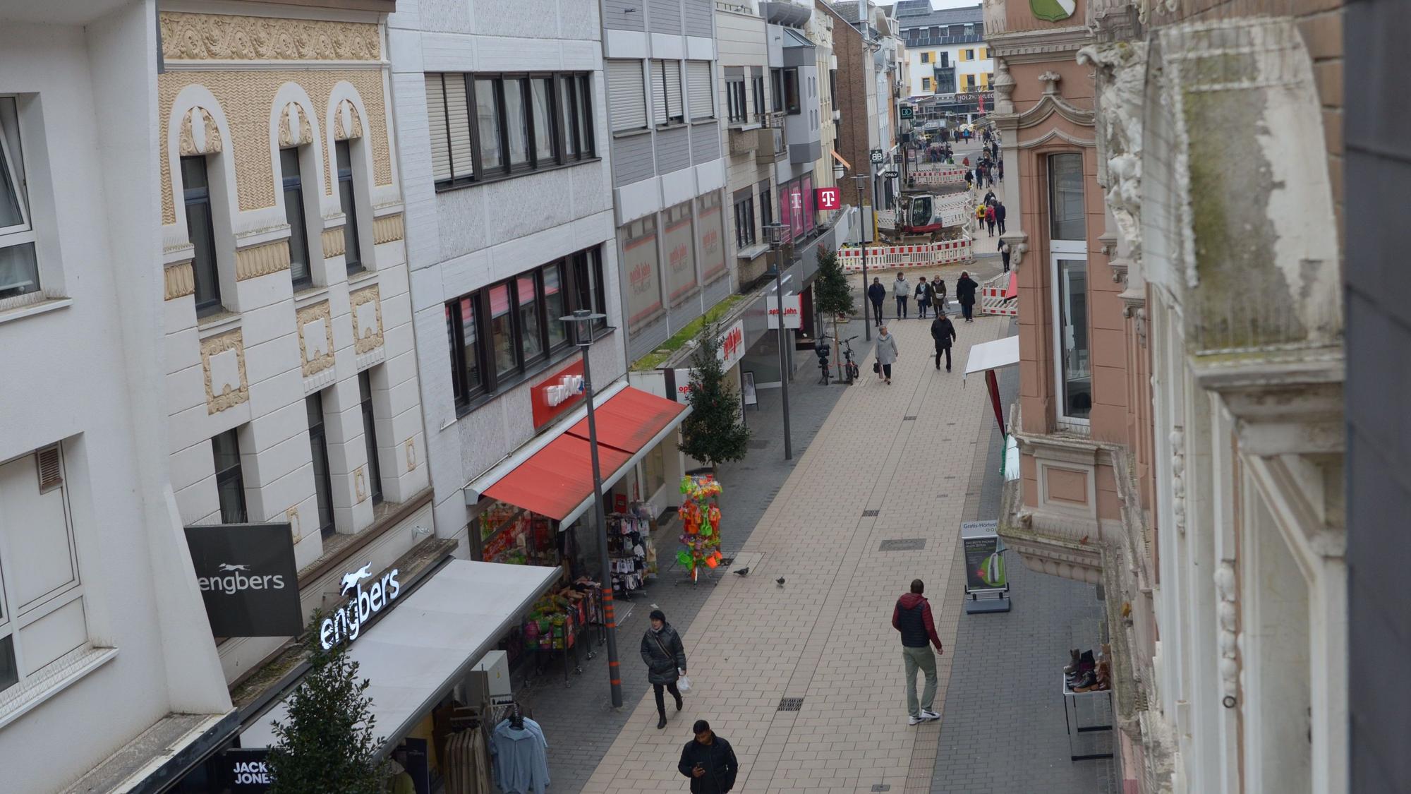 Ein Blick in die Neustraße mit vereinzelten Passanten.