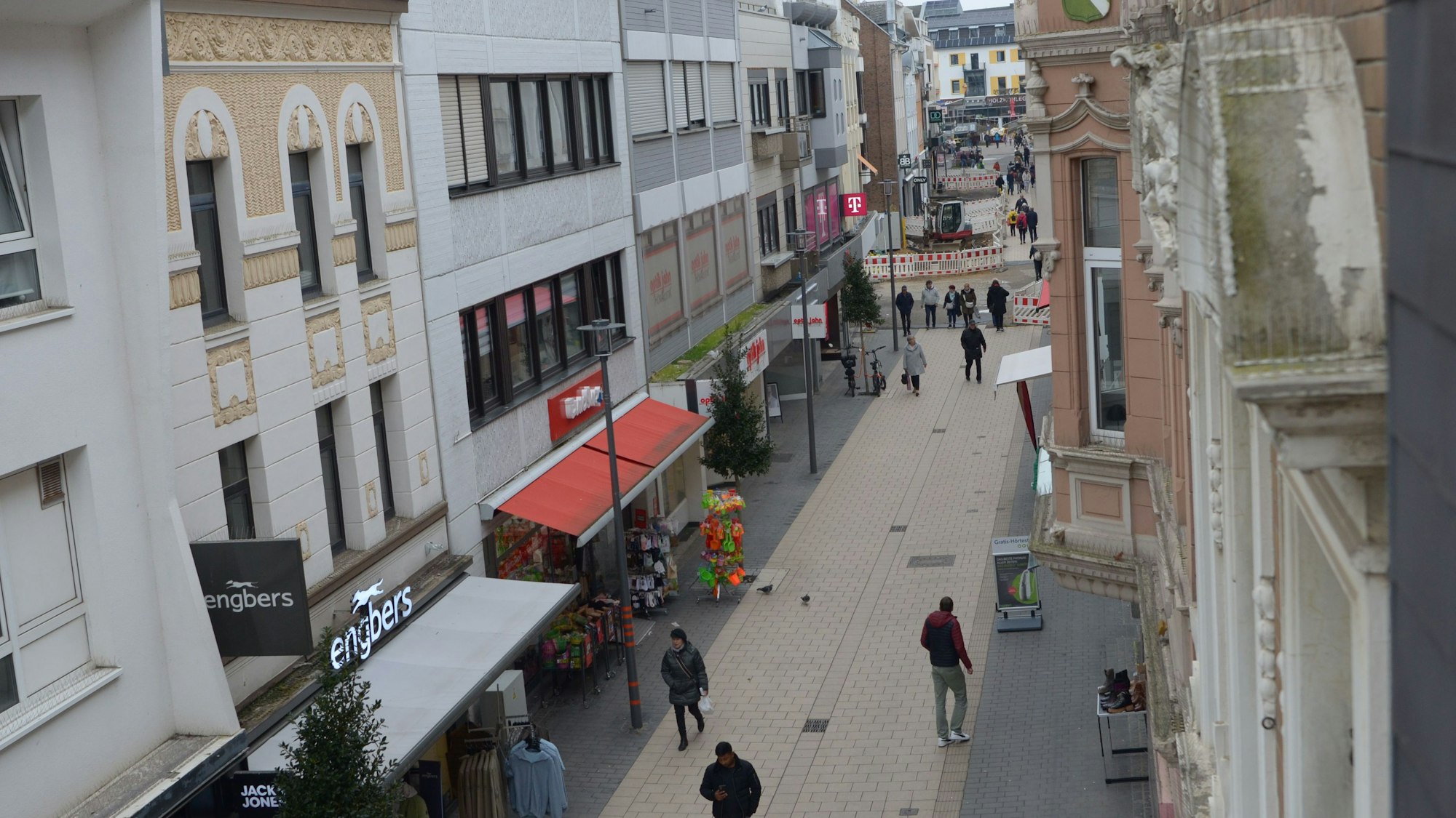 Ein Blick in die Neustraße mit vereinzelten Passanten.